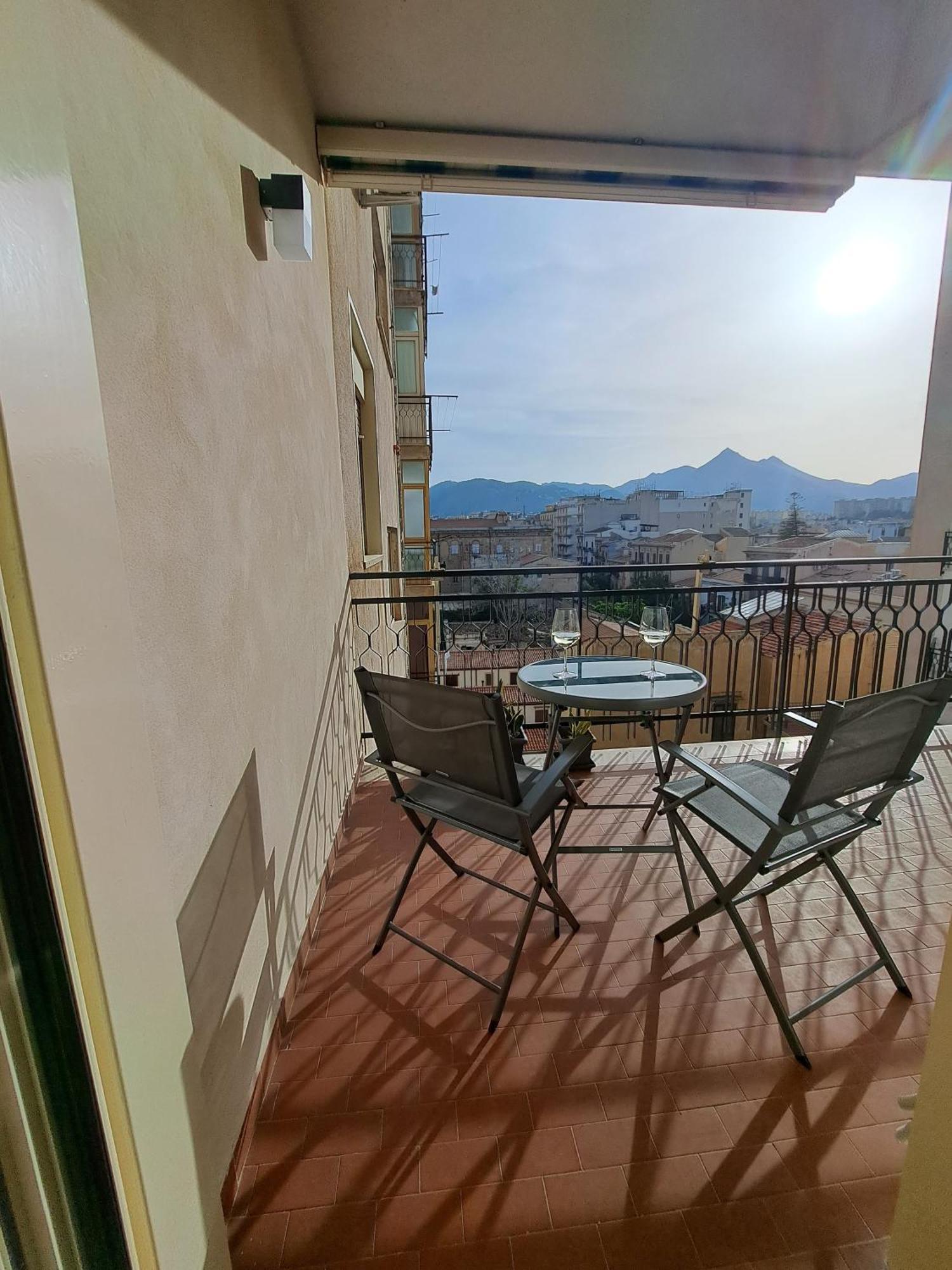 Skyline Apartment *
